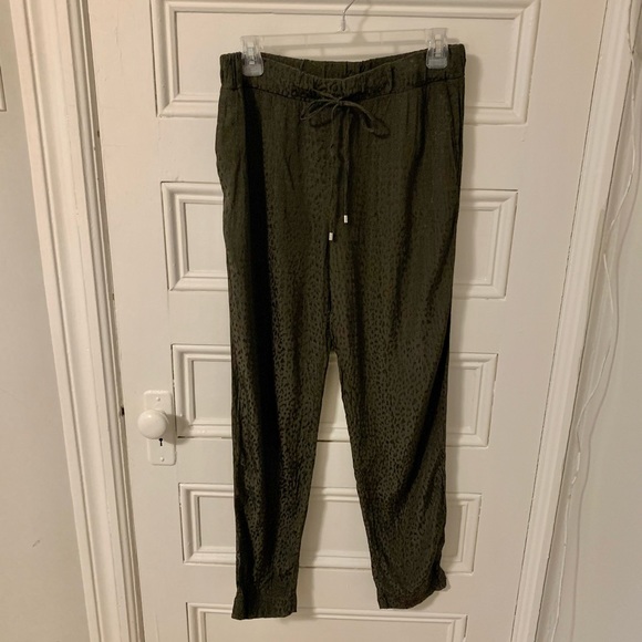 Patterned green pants with elastic waist - Picture 3 of 5